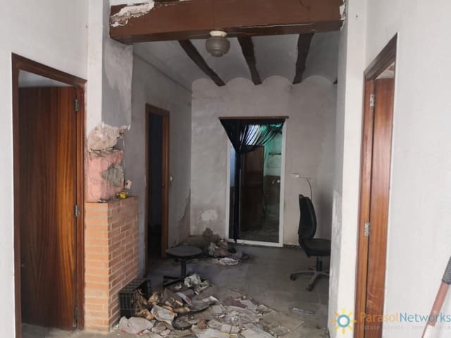 5 bedroom Townhouse for sale in Benigánim with garage - € 45,000 (Ref: 9465036)