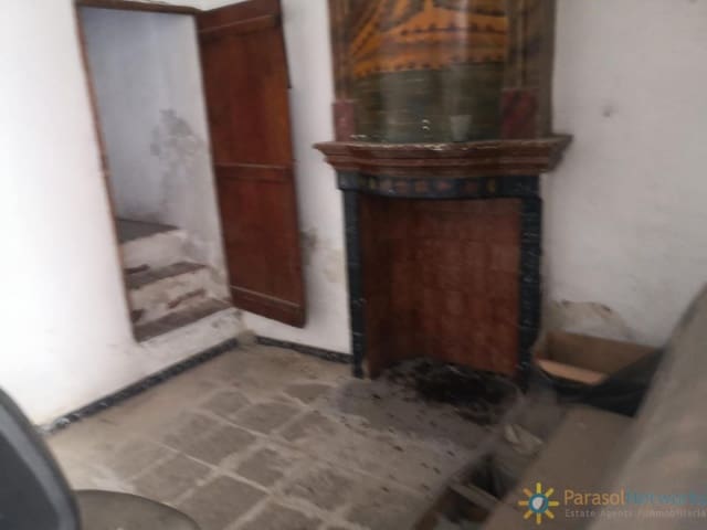 5 bedroom Townhouse for sale in Benigánim with garage - € 45,000 (Ref: 9465036)