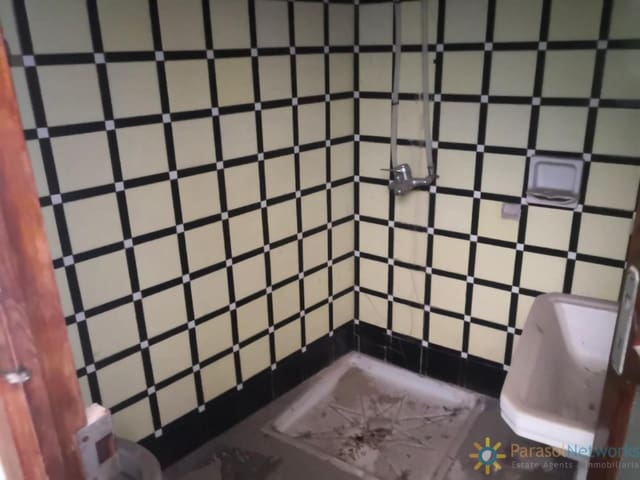 5 bedroom Townhouse for sale in Benigánim with garage - € 45,000 (Ref: 9465036)