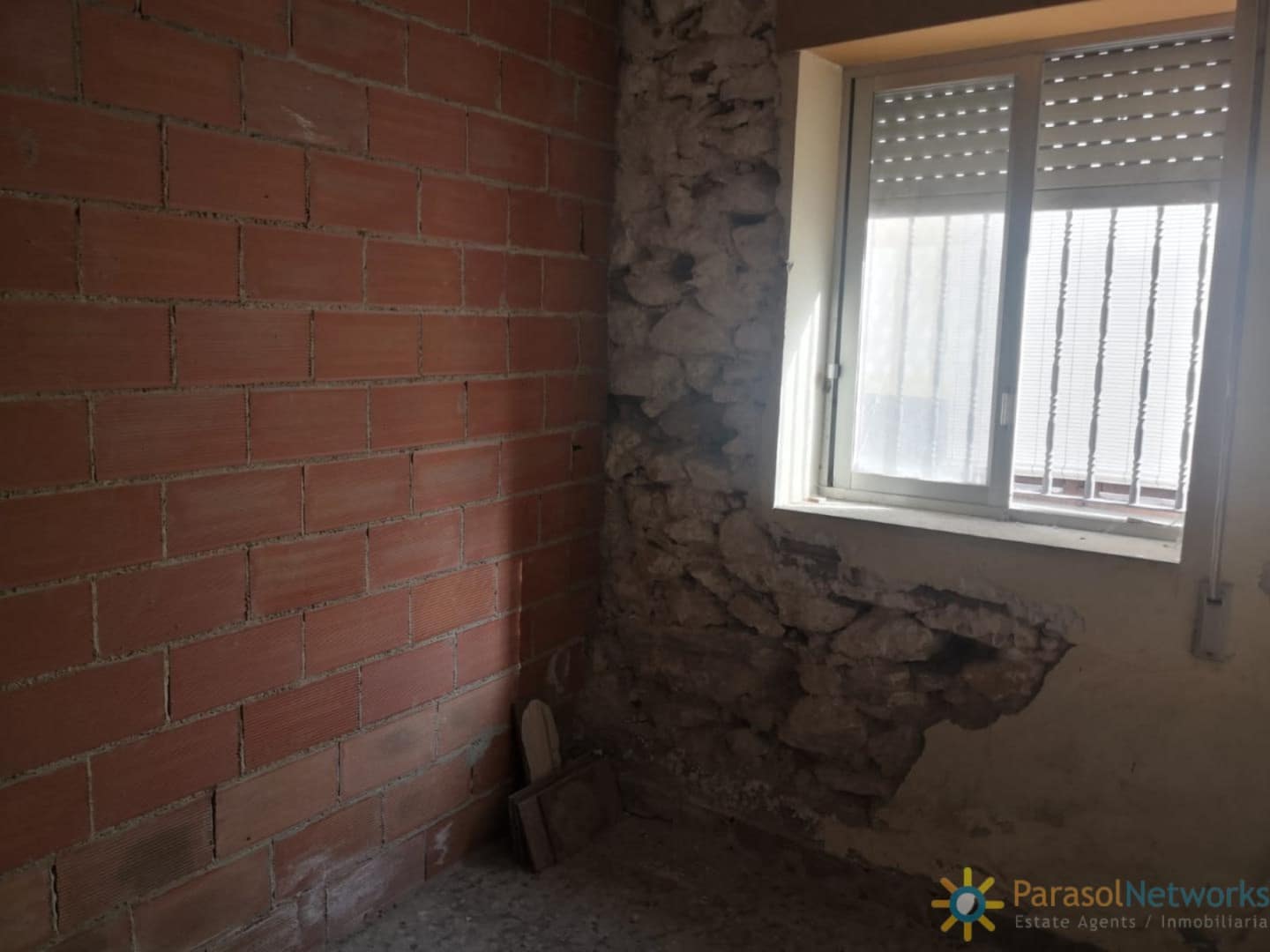 5 bedroom Townhouse for sale in Beniganim with garage - € 45,000 (Ref: 9465036)