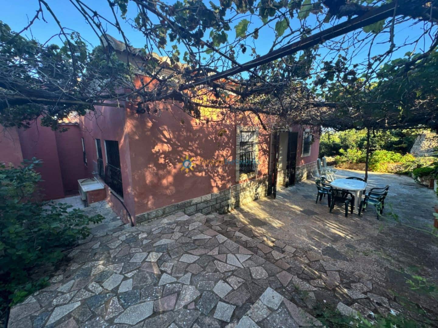 6 slaapkamer Villa te koop in Cotes met zwembad garage - € 215.000 (Ref: 9481396)