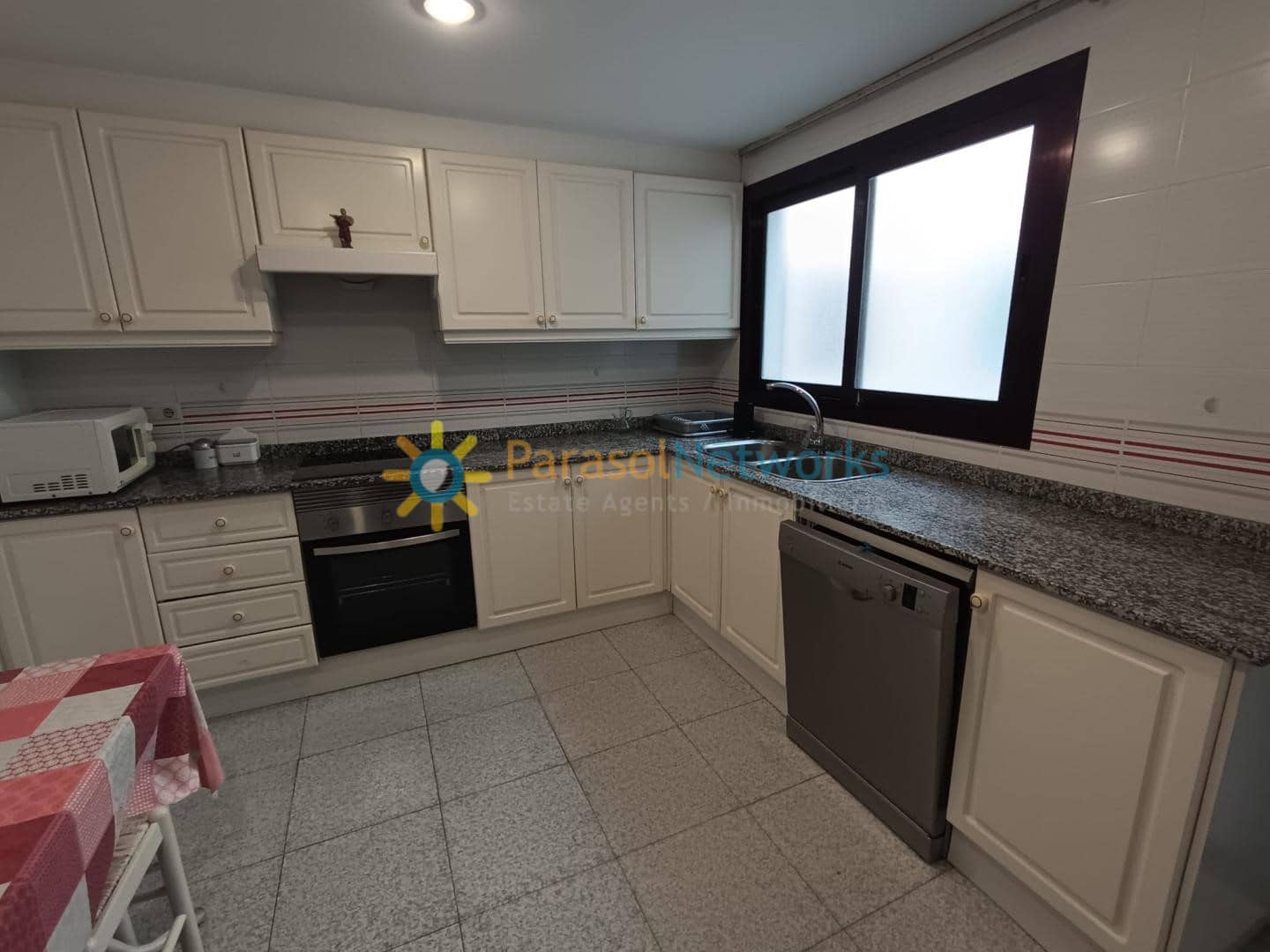 4 bedroom Apartment for rent in Gandia - € 850 (Ref: 9529112)
