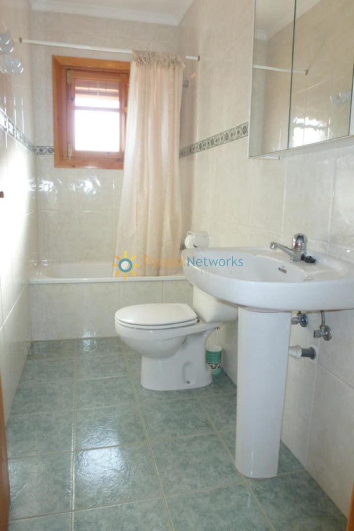 4 chambre Villa/Maison à vendre à Oliva avec garage - 285 000 € (Ref: 9544425)