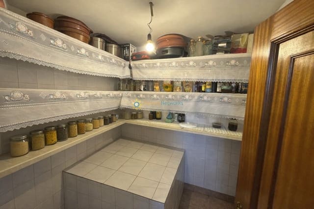 7 makuuhuone Huvila myytävänä paikassa L'Atzúvia mukana 
autotalli - 350 000 € (Ref: 9650333)