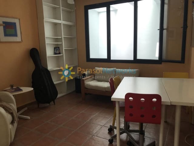 Casa de 3 habitaciones en Oliva en alquiler - 800 € (Ref: 9737062)