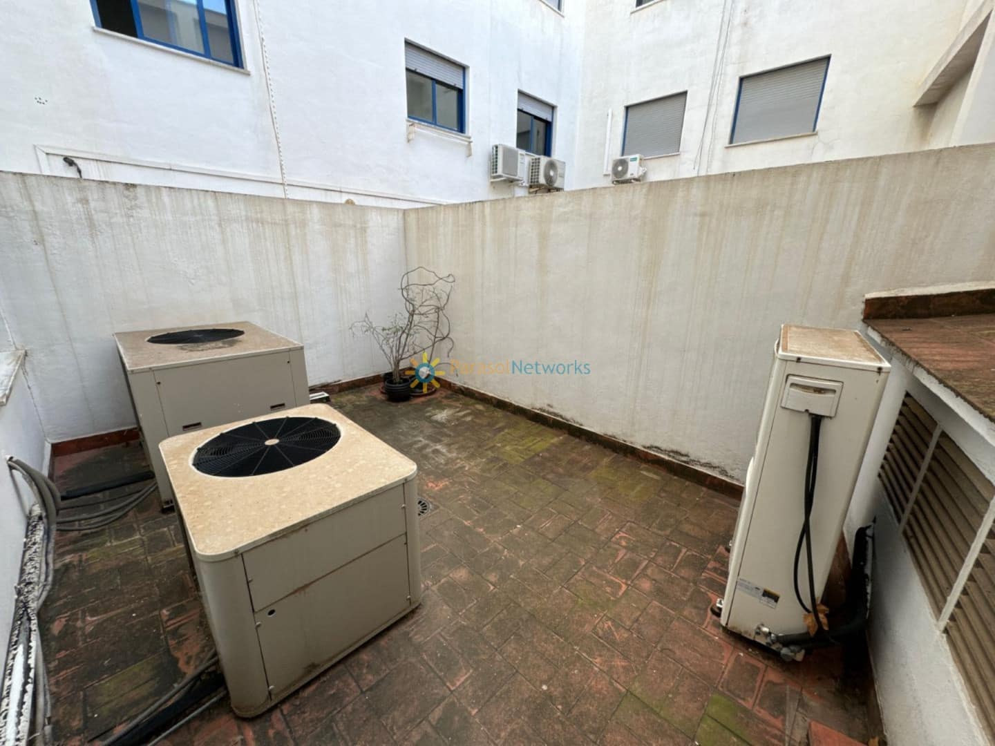 Local Comercial de 8 habitaciones en Oliva en venta - 175.000 € (Ref: 9737305)