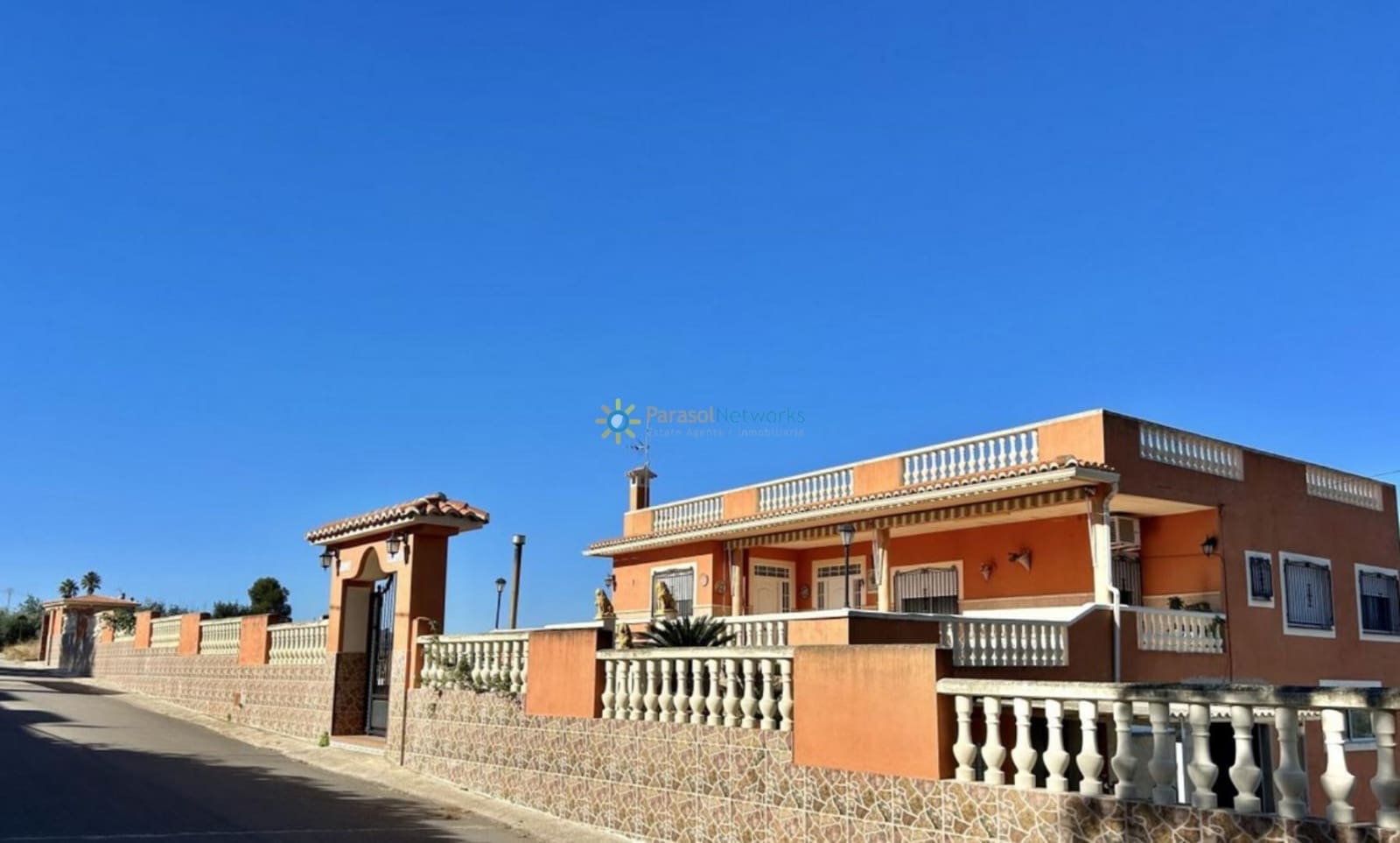6 bedroom Villa for sale in Beniganim with pool garage - € 300,000 (Ref: 9821554)
