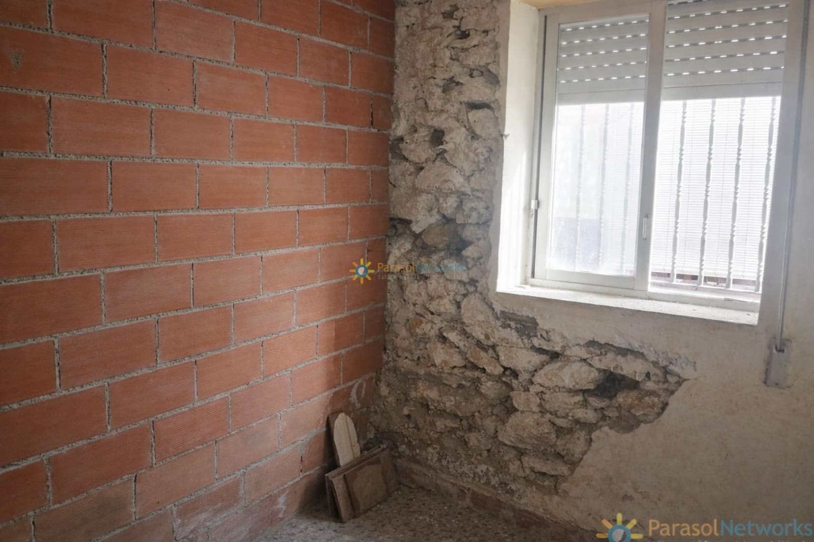 5 bedroom Townhouse for sale in Beniganim with garage - € 45,000 (Ref: 9824110)