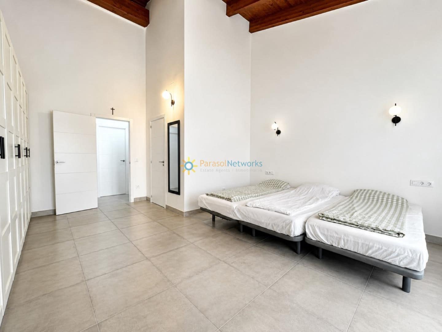 Chalet de 3 habitaciones en L'Enova en venta con piscina garaje - 285.000 € (Ref: 9911794)