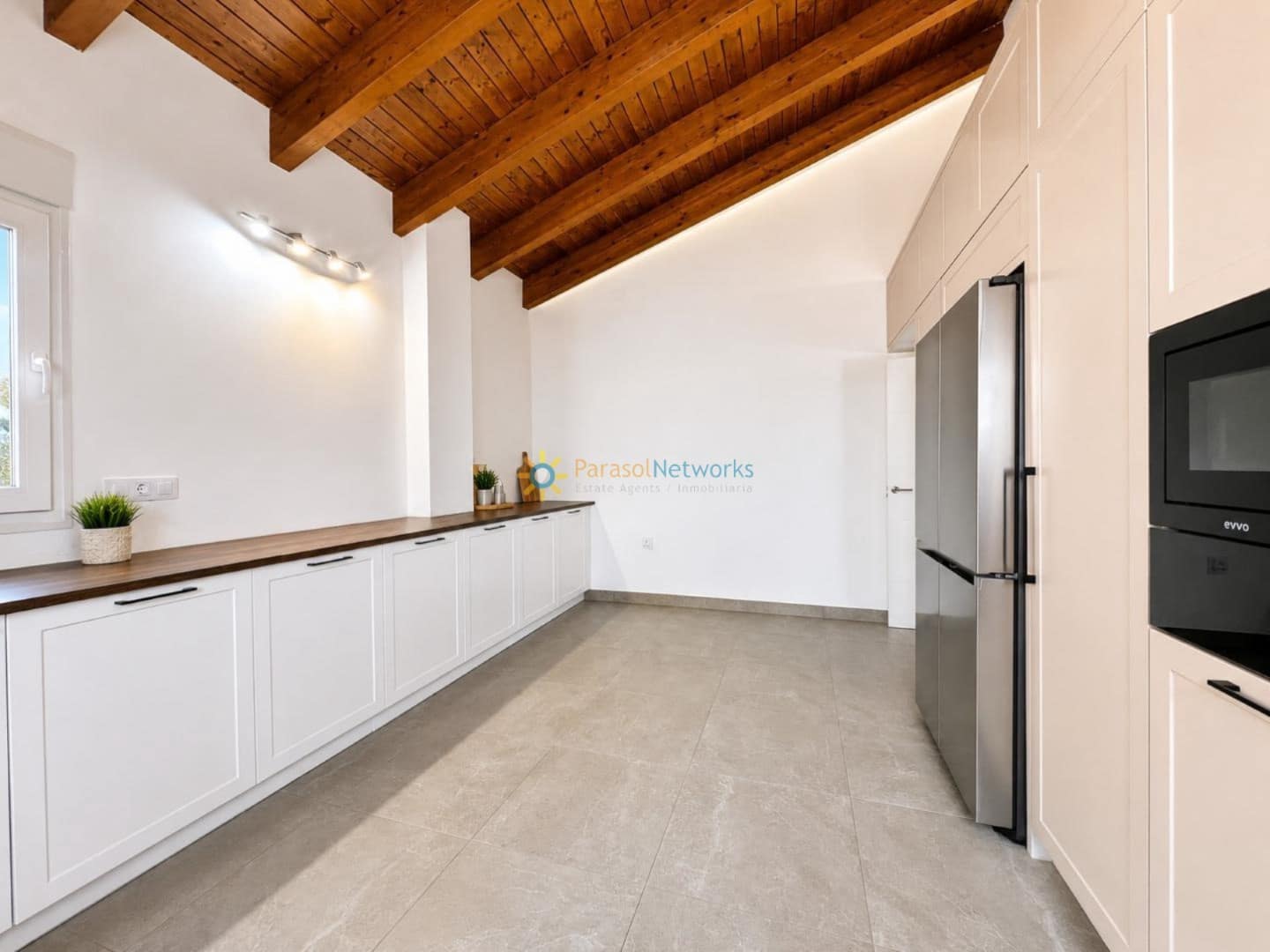 Chalet de 3 habitaciones en L'Enova en venta con piscina garaje - 285.000 € (Ref: 9911794)