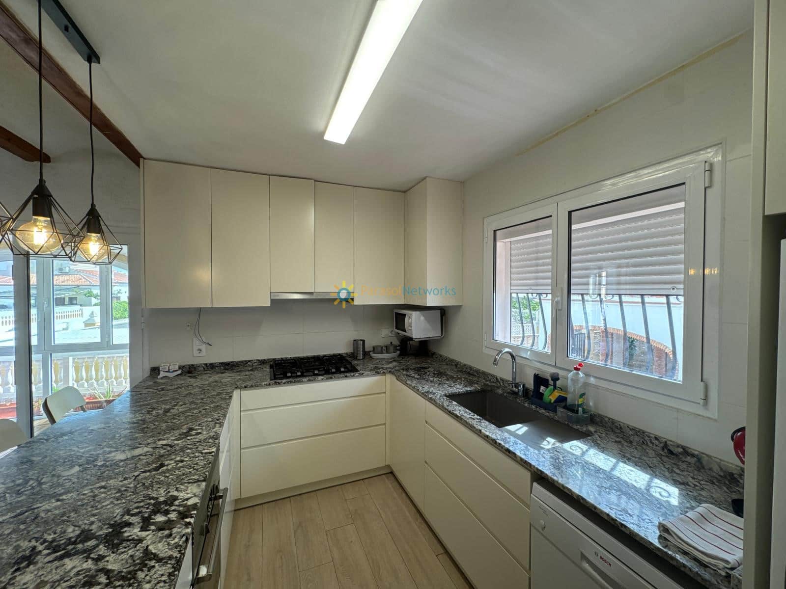 4 sypialnia Willa do wynajęcia w Oliva z garażem - 1 250 € (Ref: 9978049)