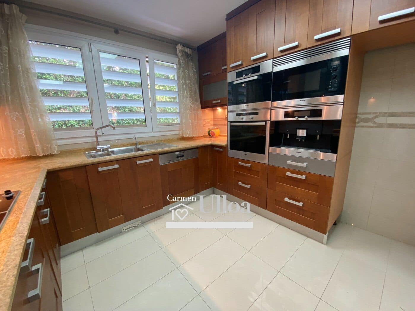 7 slaapkamer Rijtjeshuis te koop in Playa de San Juan met zwembad garage - € 1.145.000 (Ref: 8813030)