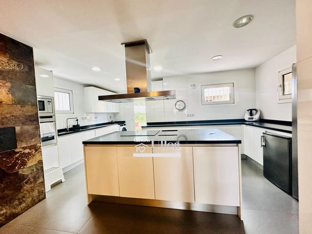 7 slaapkamer Villa te koop in Playa de San Juan, Alicante stad met zwembad garage - € 1.590.000 (Ref: 8849802)