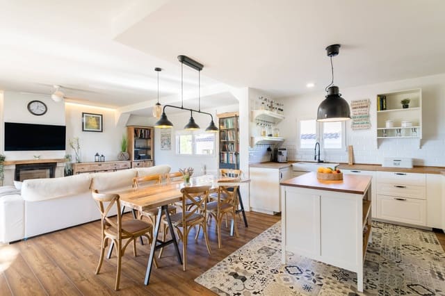 6 bedroom Villa for sale in El Campello with pool - € 1,250,000 (Ref: 8893271)