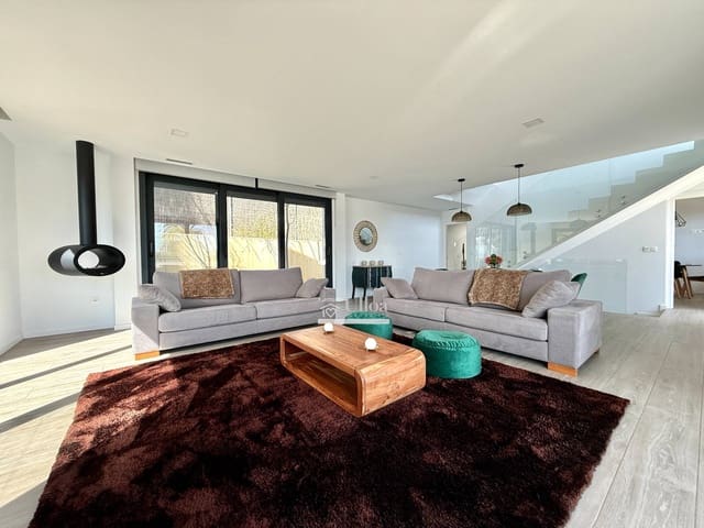 3 soverom Villa til salgs i Alicante by med svømmebasseng garasje - € 1 175 000 (Ref: 8905616)