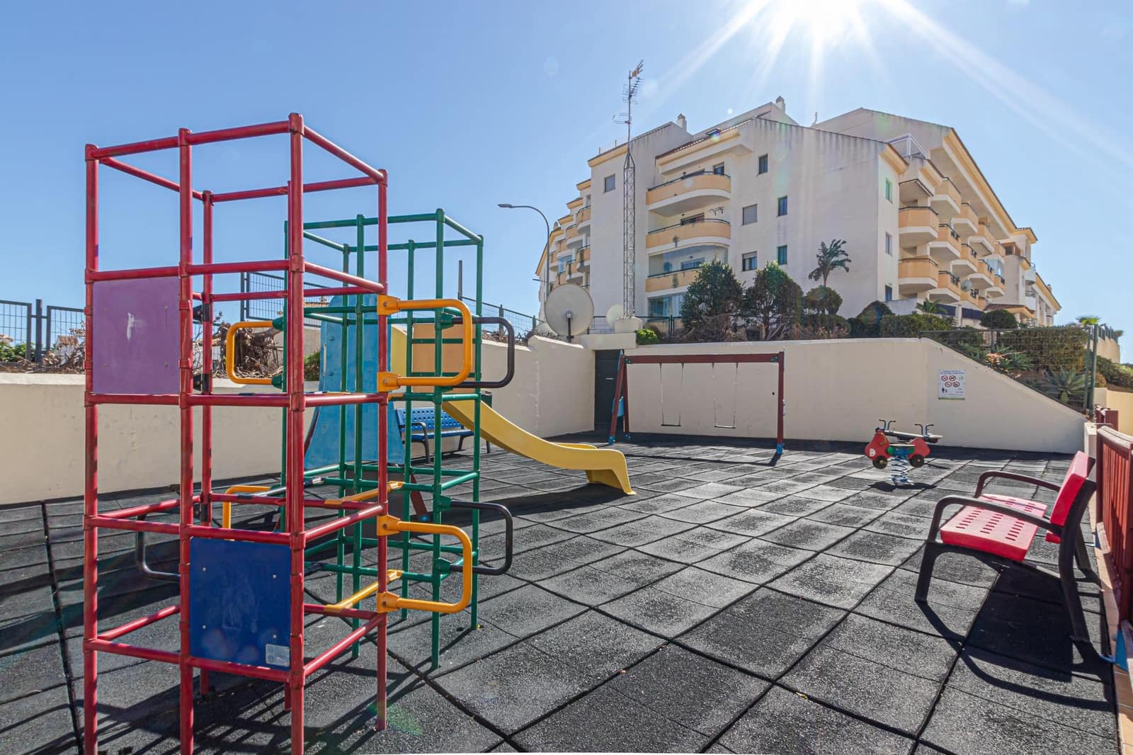 2 soveværelse Lejlighed til salg i Torrequebrada med swimmingpool garage - € 310.000 (Ref: 10037486)