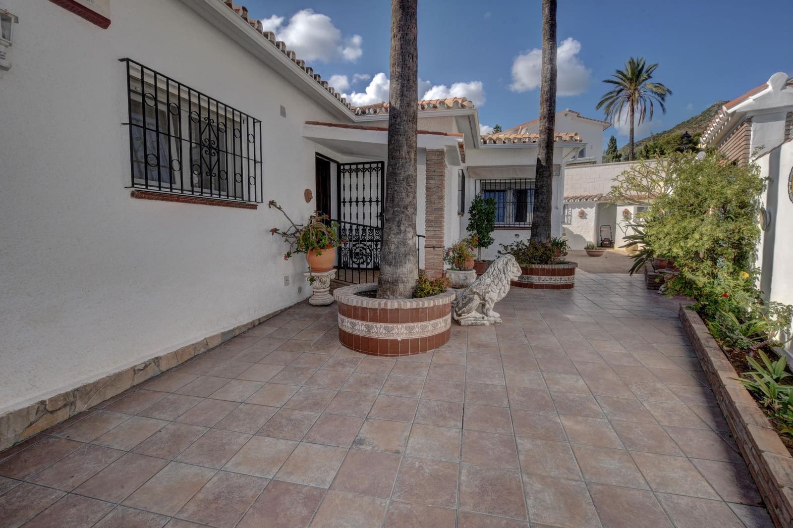 4 bedroom Villa for sale in Arroyo de la Miel with pool garage - € 1,159,000 (Ref: 10037487)