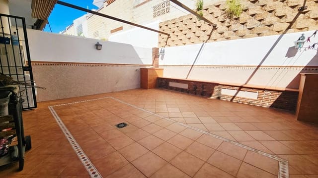 4 soveværelse Rækkehus til salg i Benalmádena pueblo, Benalmádena med garage - € 410.000 (Ref: 9699166)