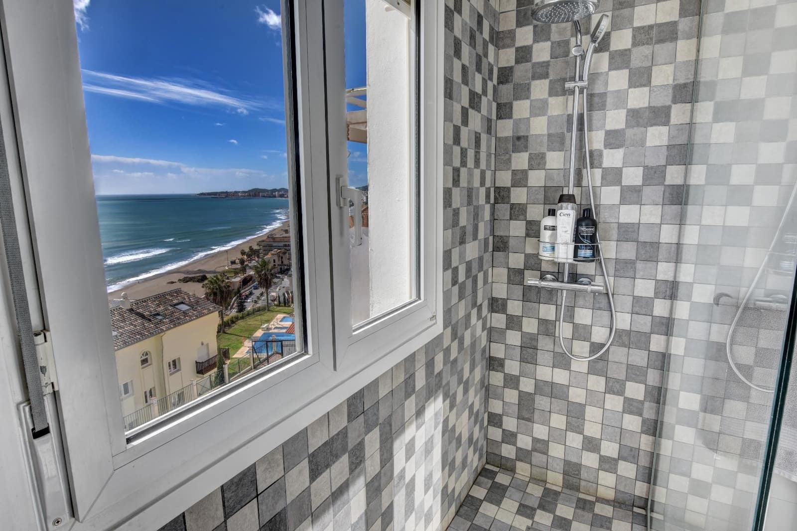 2 makuuhuone Rivitalo myytävänä paikassa Benalmadena mukana uima-altaan 
autotalli - 499 000 € (Ref: 9699168)