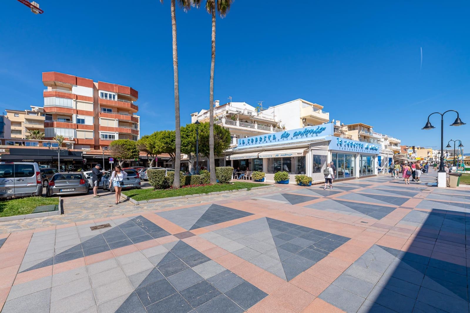 Kaupallinen vuokrattavana paikassa Torremolinos mukana 
autotalli - 2 500 € (Ref: 9701651)