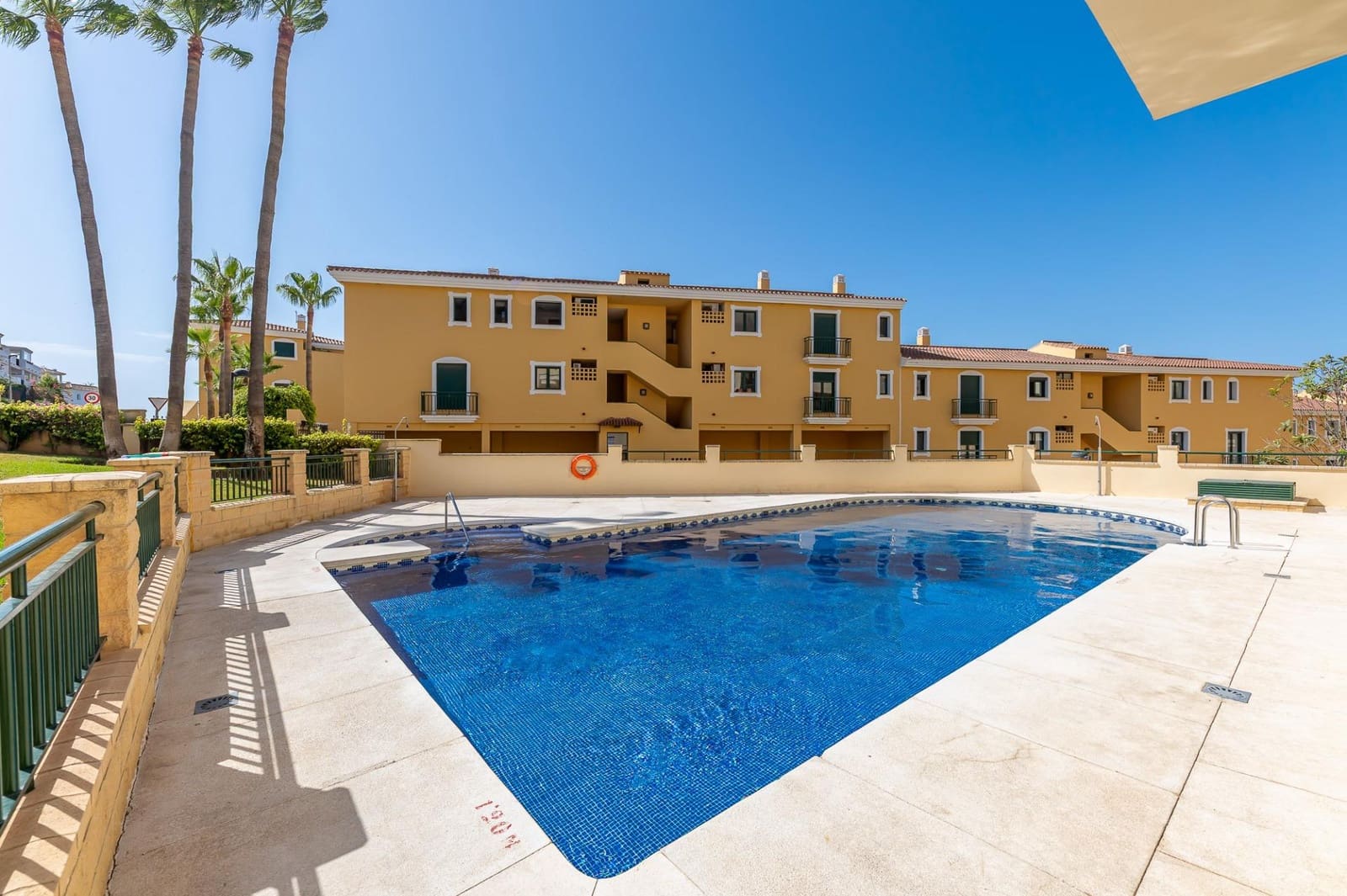 2 soverom Leilighet til salgs i Torrequebrada med svømmebasseng - € 389 000 (Ref: 9998837)