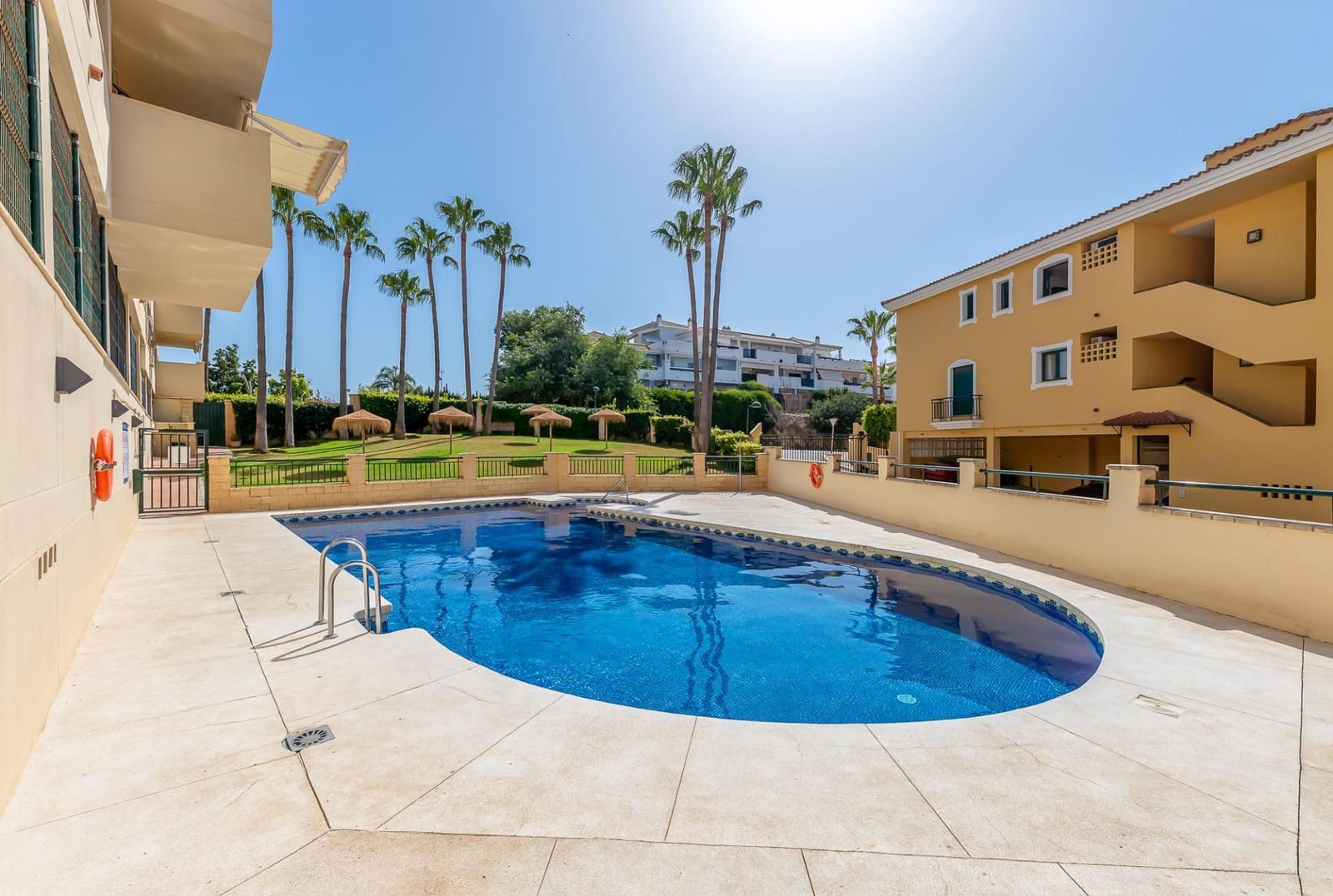 2 soverom Leilighet til salgs i Torrequebrada med svømmebasseng - € 389 000 (Ref: 9998837)