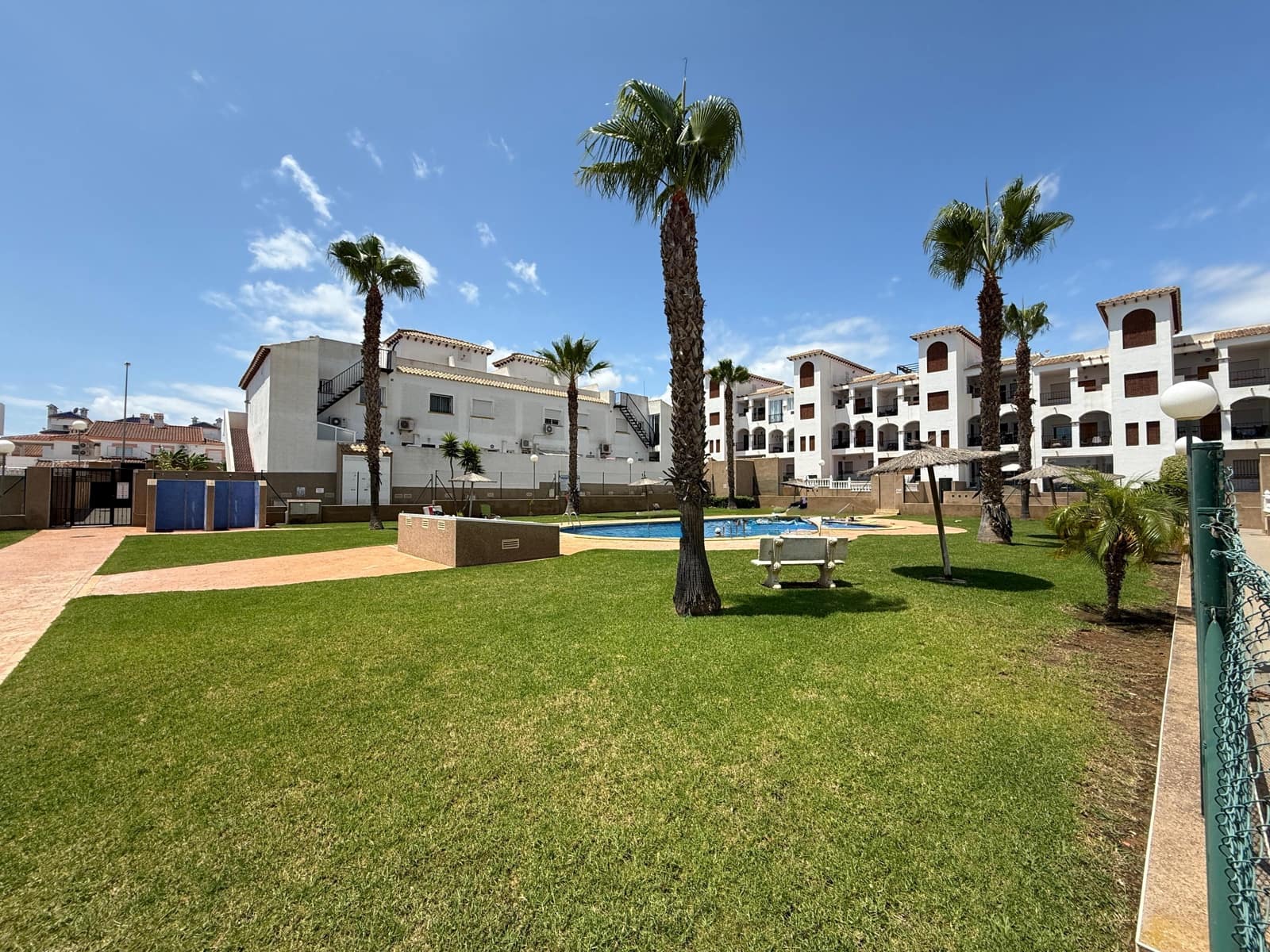 2 makuuhuone Rivitalo myytävänä paikassa Orihuela Costa mukana uima-altaan 
autotalli - 199 900 € (Ref: 9748209)