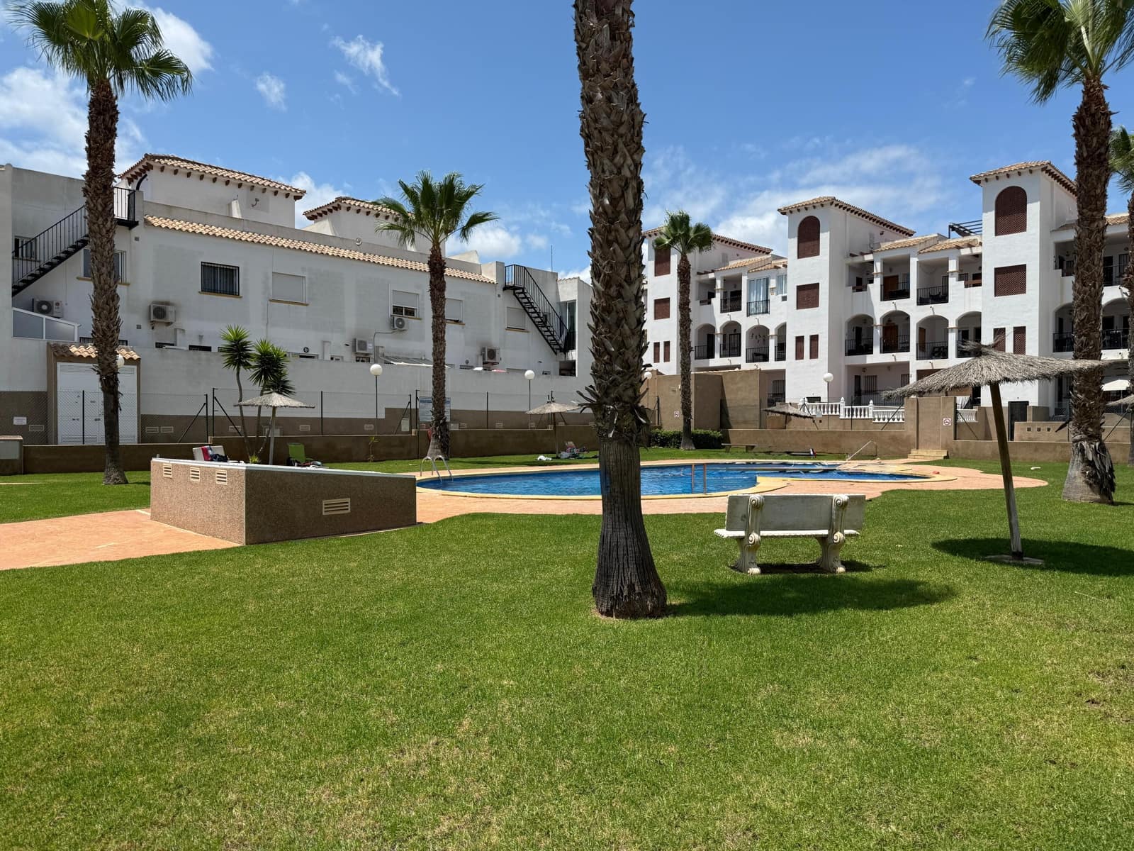 2 makuuhuone Rivitalo myytävänä paikassa Orihuela Costa mukana uima-altaan 
autotalli - 199 900 € (Ref: 9748209)