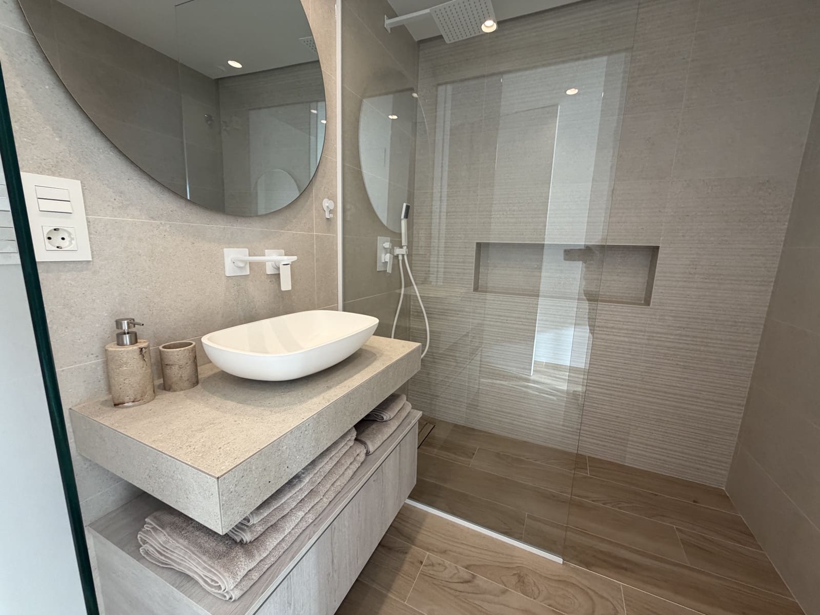 2 slaapkamer Appartement te huur in El Raso met zwembad garage - € 2.200 (Ref: 9756410)