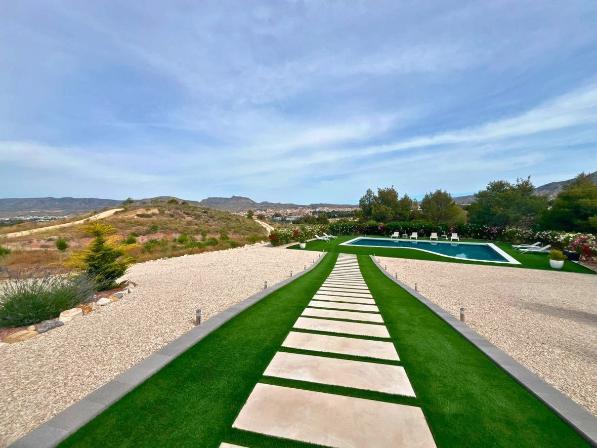 5 bedroom Villa for sale in Petrel / Petrer - € 1,450,000 (Ref: 10033124)
