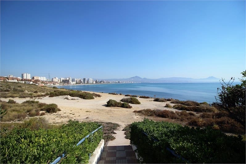 3 bedroom Villa for rent in Alicante / Alacant city - € 2,900 (Ref: 9426926)