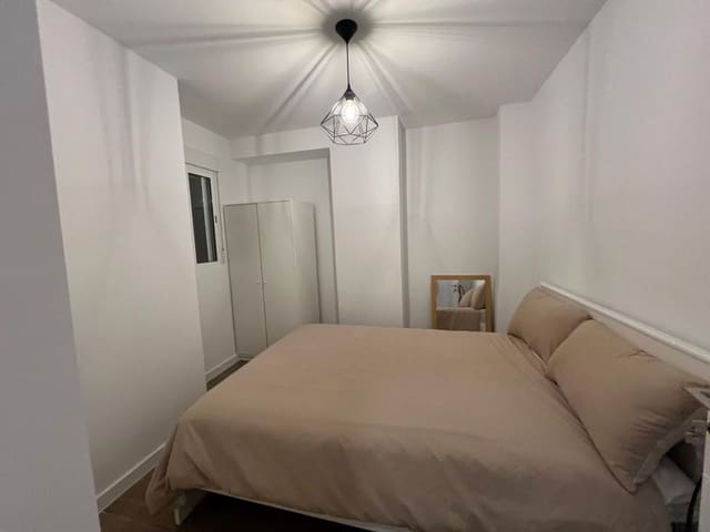 Appartement de 3 chambres à louer à Barrio del Centro, Alicante ville - 1 200 € (Ref: 9475679)