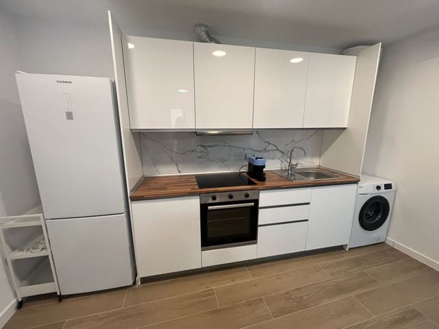 Appartement de 3 chambres à louer à Barrio del Centro, Alicante ville - 1 200 € (Ref: 9475679)