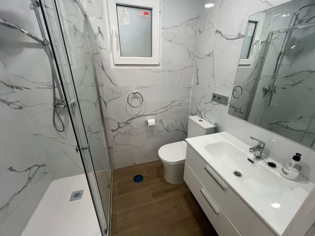 Appartement de 3 chambres à louer à Barrio del Centro, Alicante ville - 1 200 € (Ref: 9475679)