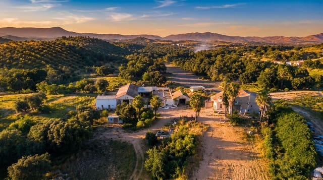 Rakentamaton maa myytävänä paikassa Estepona - 3 500 000 € (Ref: 10019469)