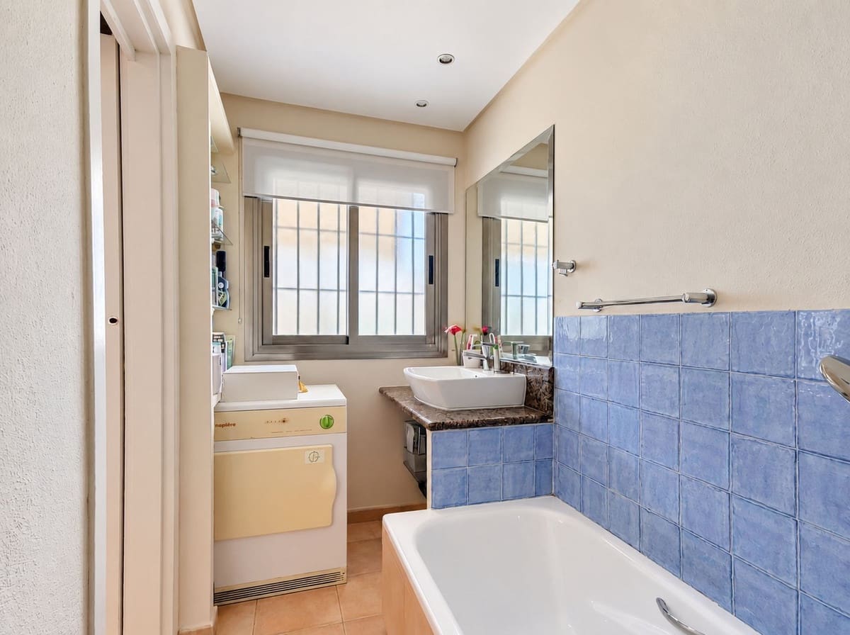 4 bedroom Townhouse for sale in Marbella with pool - € 835,000 (Ref: 10023193)