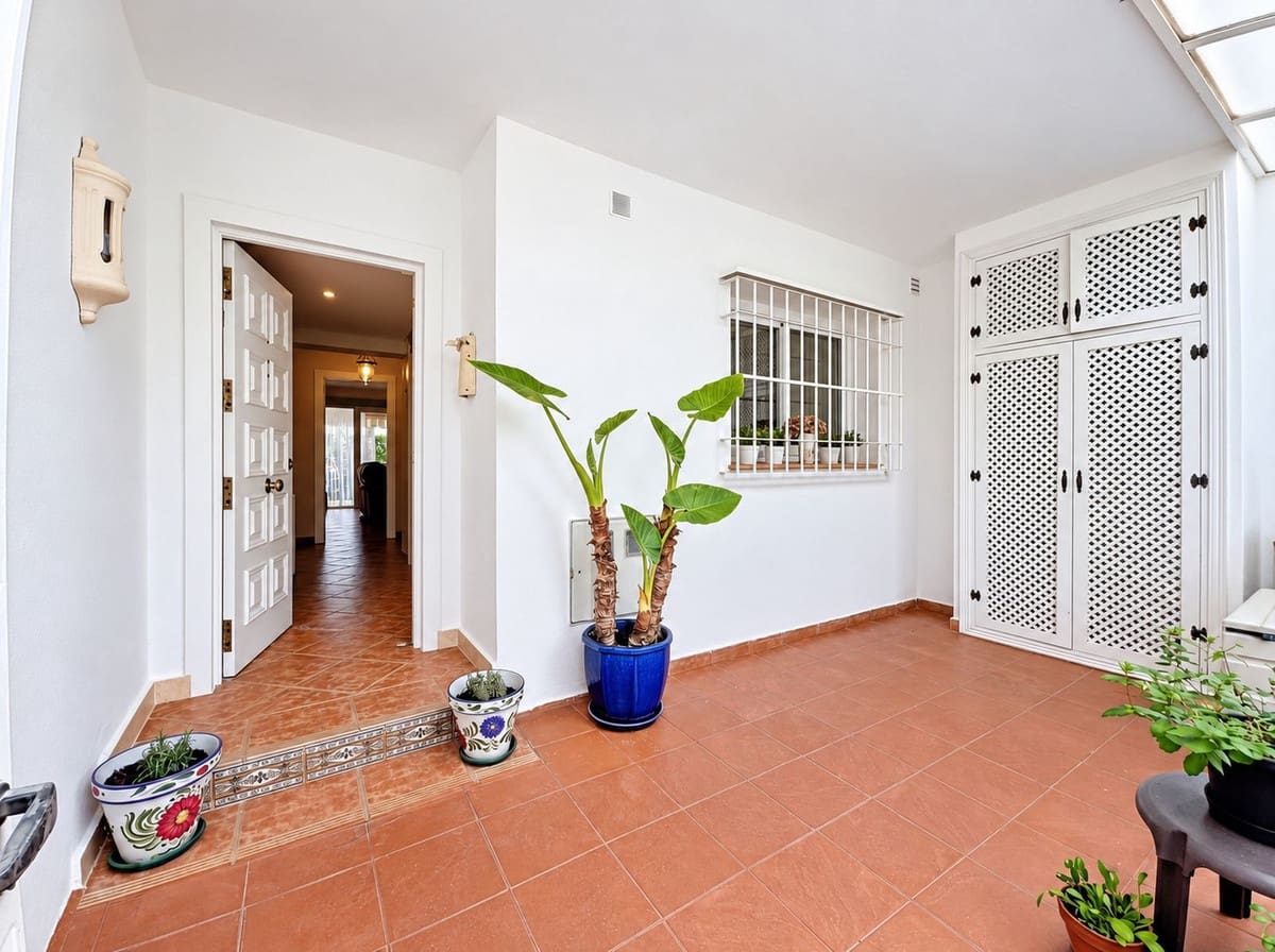 4 bedroom Townhouse for sale in Marbella with pool - € 835,000 (Ref: 10023193)