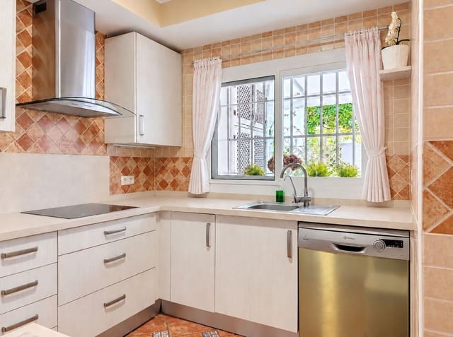 4 soverom Hus til salgs i Marbella med svømmebasseng - € 835 000 (Ref: 10023193)