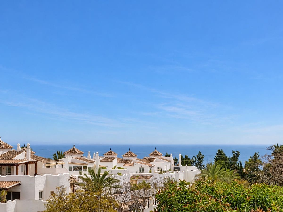 4 bedroom Townhouse for sale in Marbella with pool - € 835,000 (Ref: 10023193)