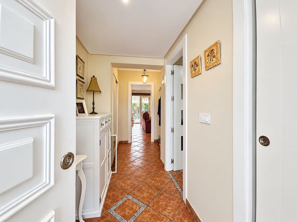 4 bedroom Townhouse for sale in Marbella with pool - € 835,000 (Ref: 10023193)