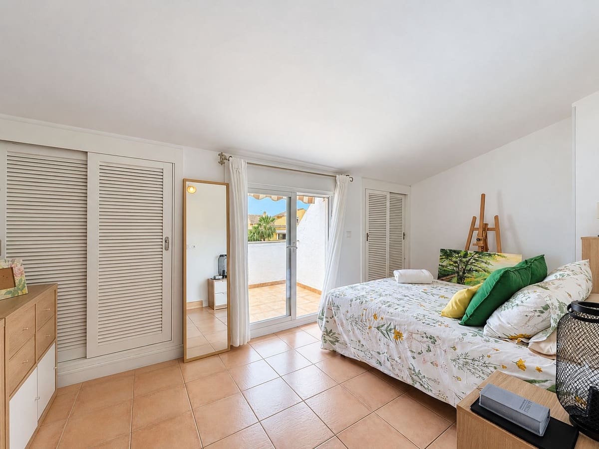 4 bedroom Townhouse for sale in Marbella with pool - € 835,000 (Ref: 10023193)