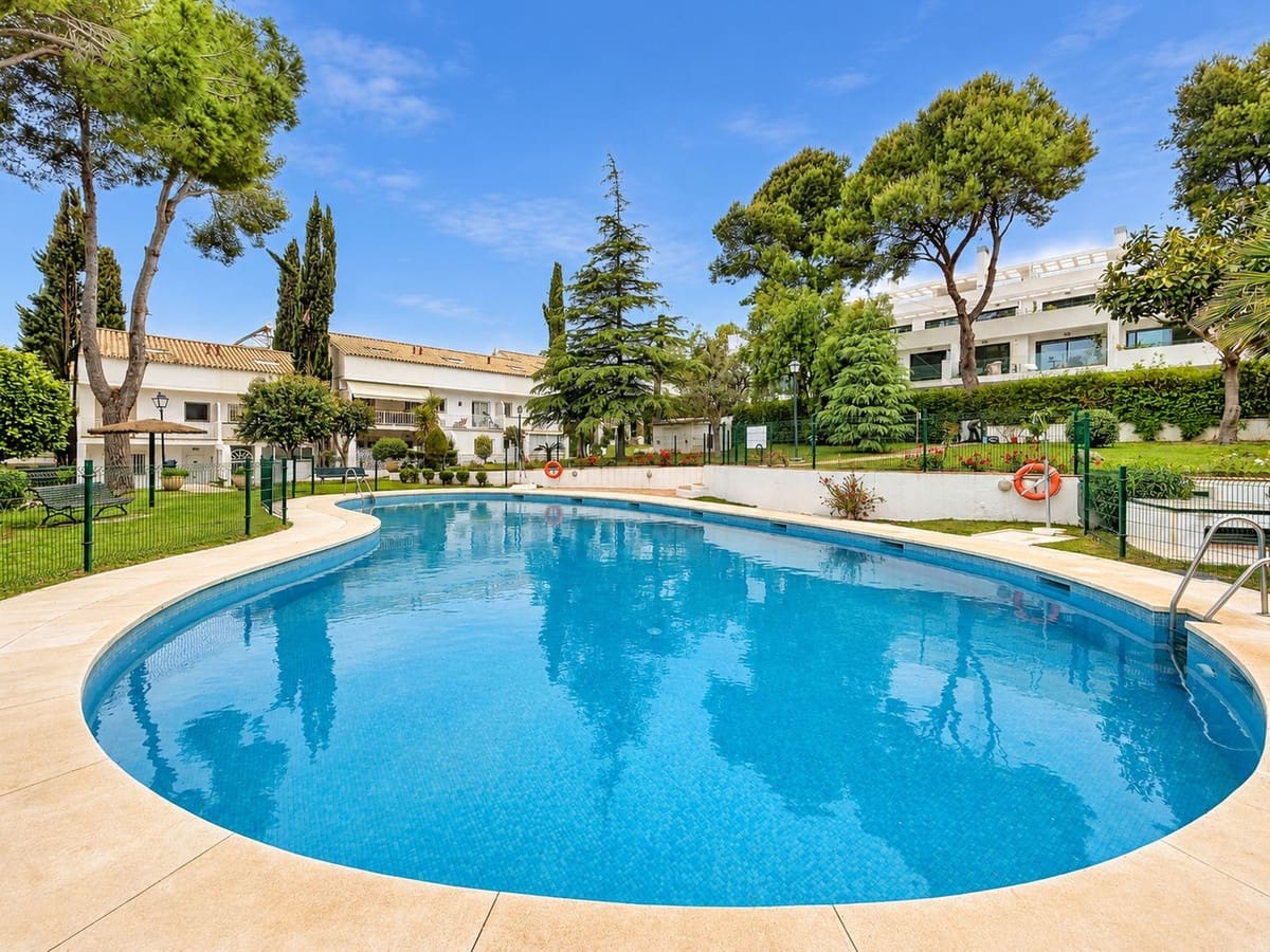 4 bedroom Townhouse for sale in Marbella with pool - € 835,000 (Ref: 10023193)