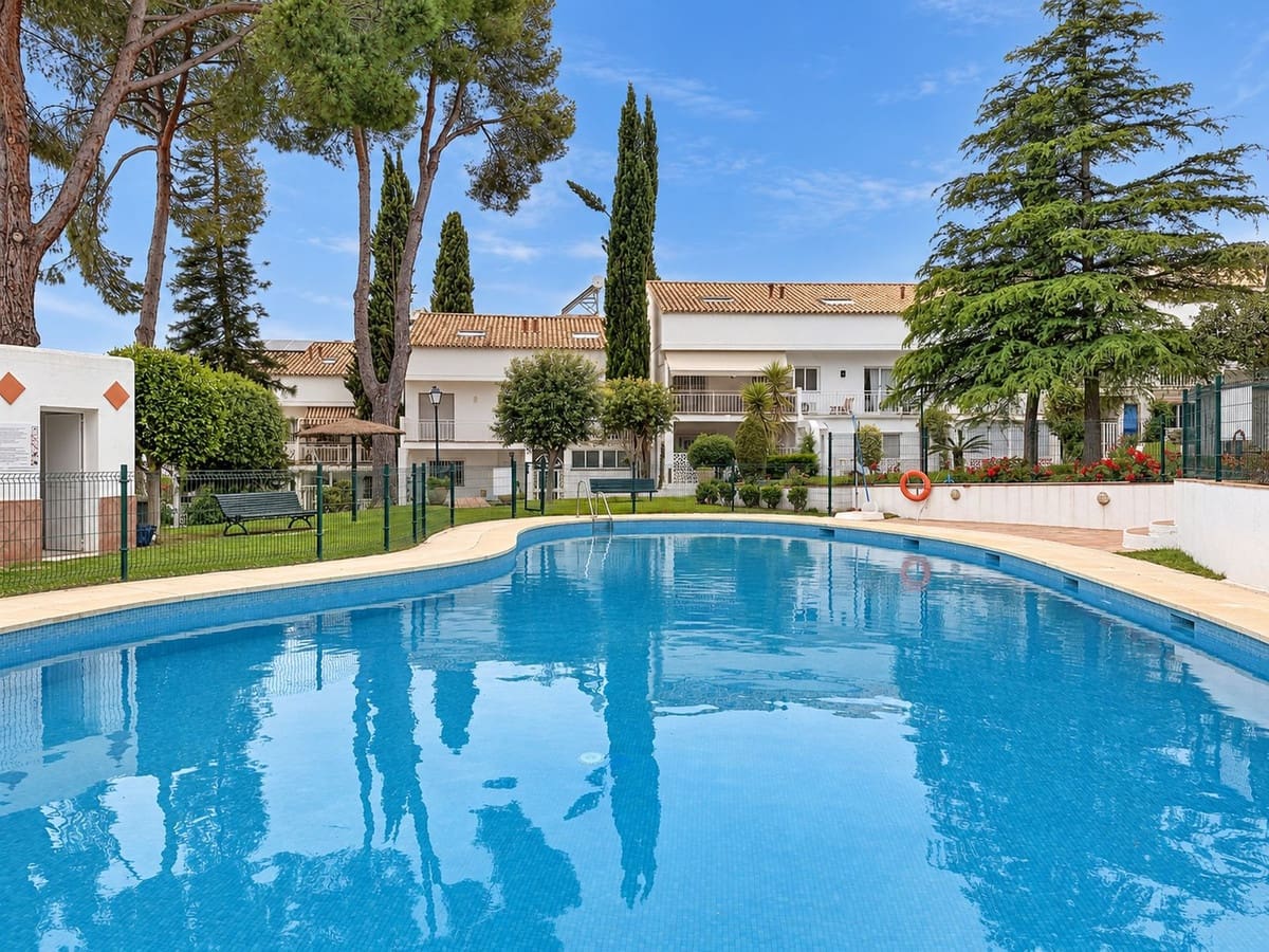 4 bedroom Townhouse for sale in Marbella with pool - € 835,000 (Ref: 10023193)