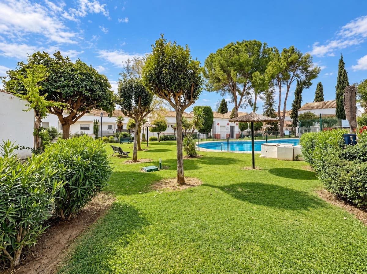 4 bedroom Townhouse for sale in Marbella with pool - € 835,000 (Ref: 10023193)