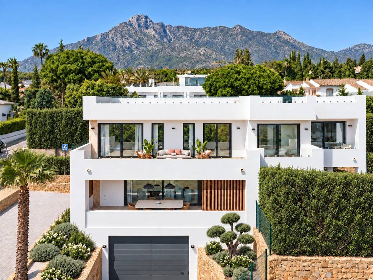 5 bedroom Villa for sale in Marbella with pool garage - € 4,600,000 (Ref: 10057549)