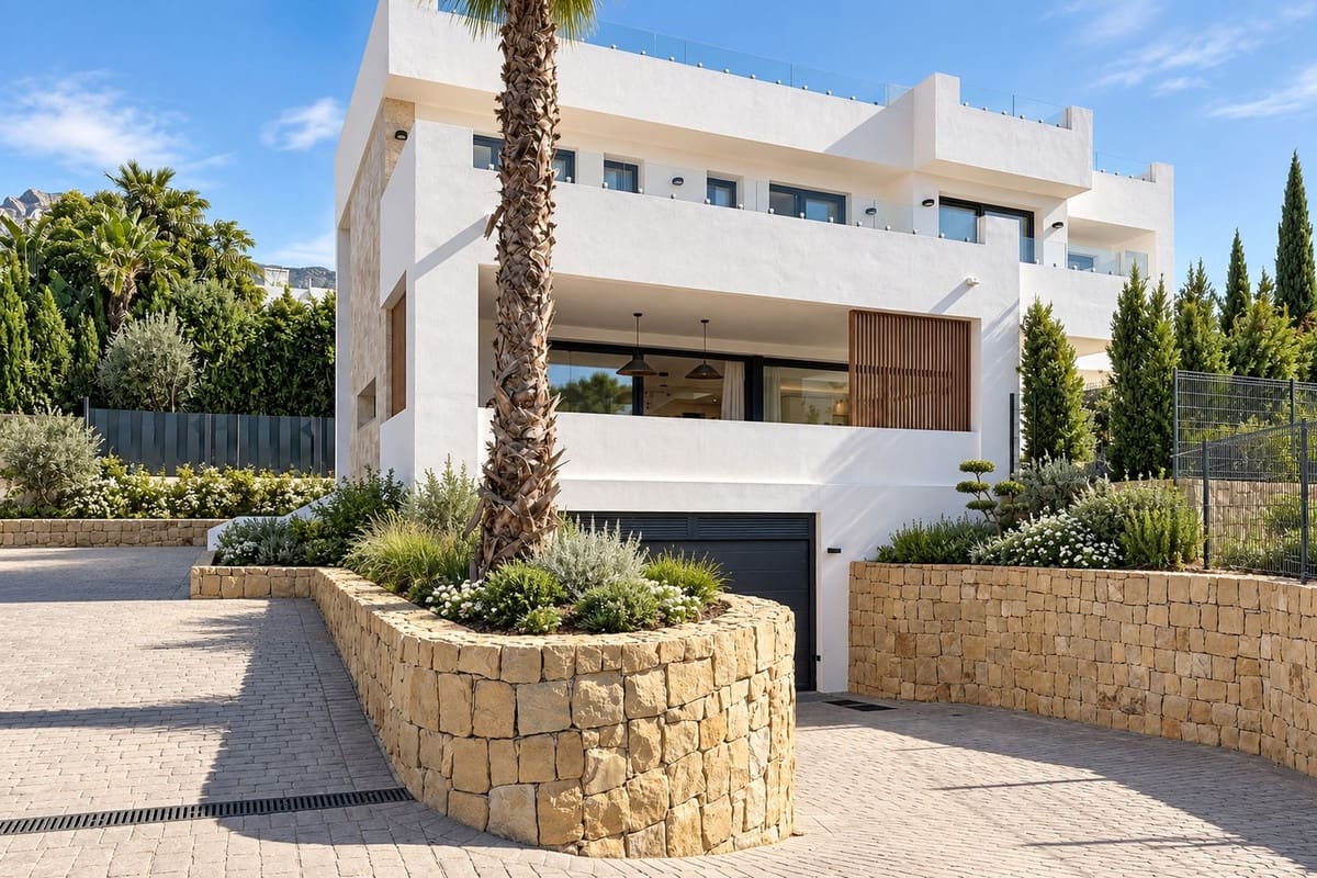5 bedroom Villa for sale in Marbella with pool garage - € 4,600,000 (Ref: 10057549)