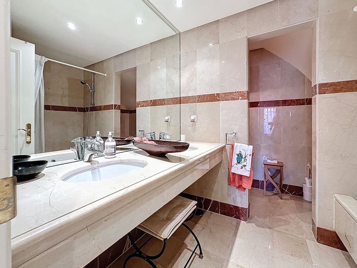 3 chambre Appartement à vendre à Estepona avec piscine garage - 1 800 000 € (Ref: 10085119)