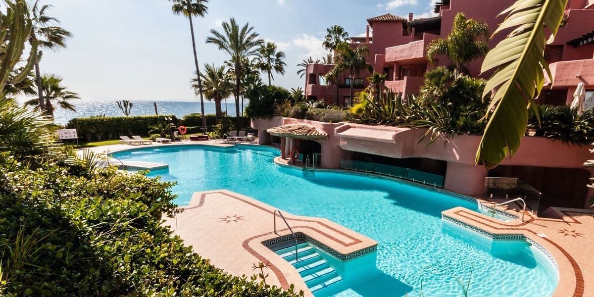 3 chambre Appartement à vendre à Estepona avec piscine garage - 1 800 000 € (Ref: 10085119)