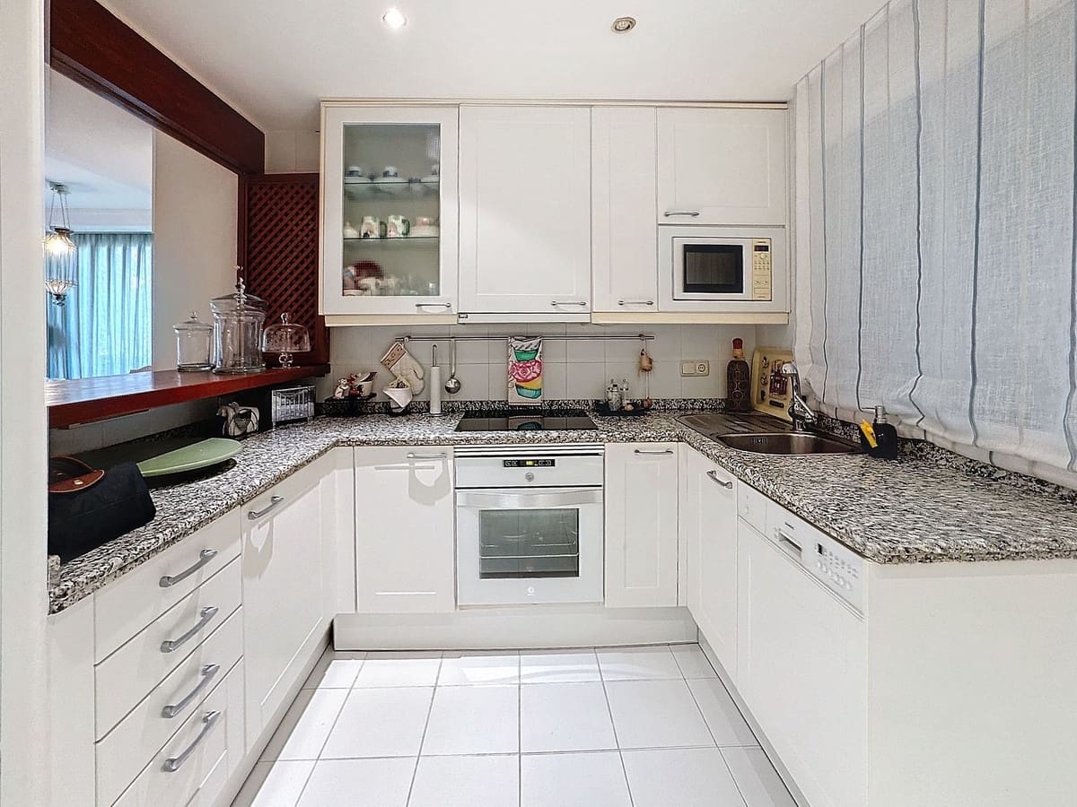 3 chambre Appartement à vendre à Estepona avec piscine garage - 1 800 000 € (Ref: 10085119)