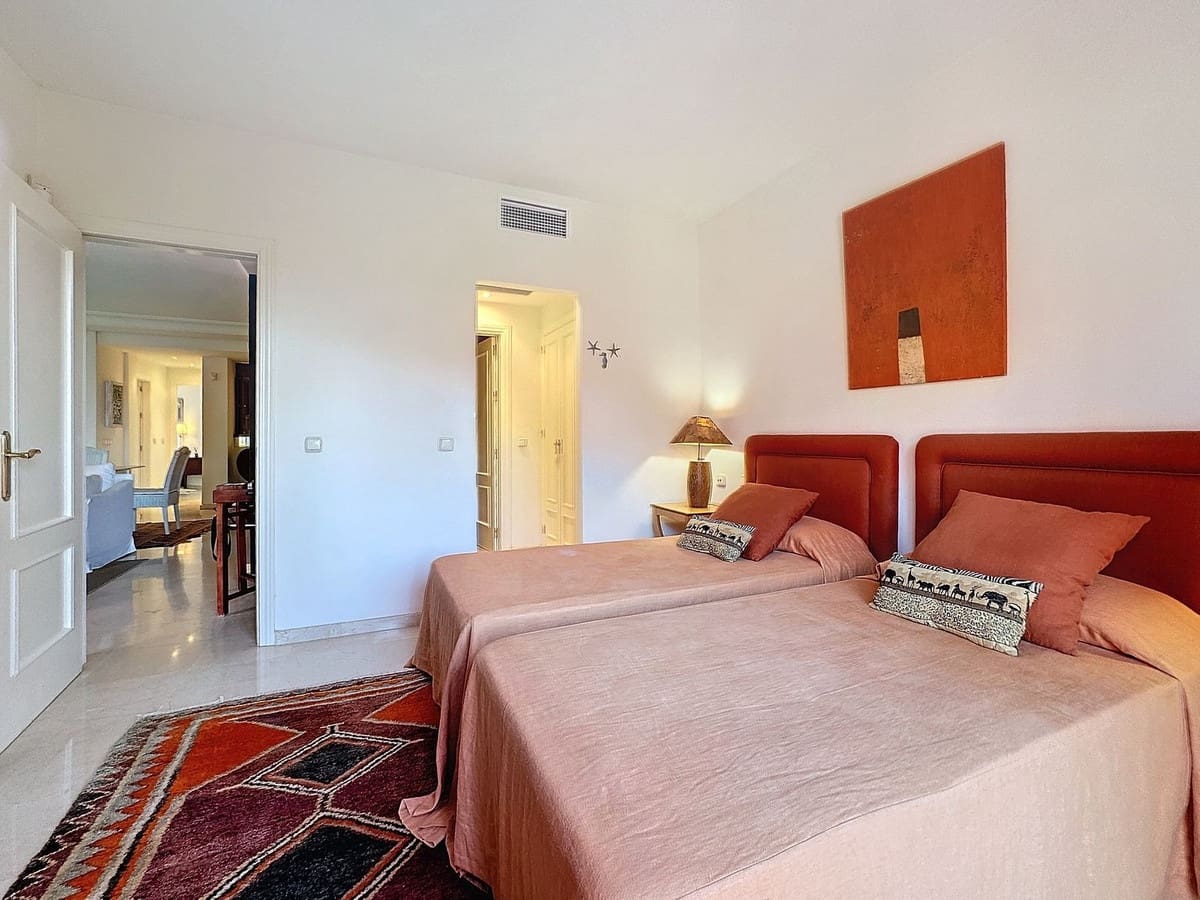 3 chambre Appartement à vendre à Estepona avec piscine garage - 1 800 000 € (Ref: 10085119)